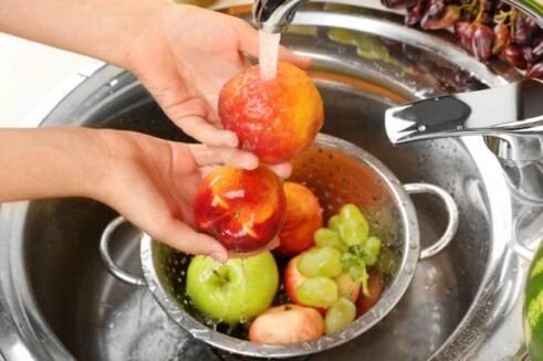 washing the fruit to prevent the appearance of parasites in the body